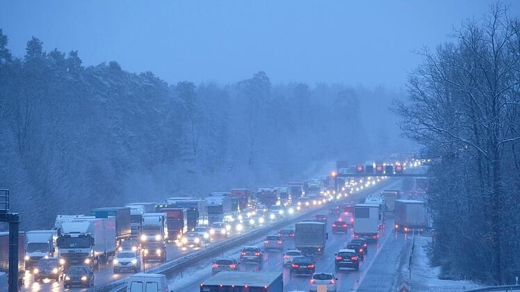 In und um Nürnberg herrschte am Mittwochmorgen ein Verkehrschaos. Foto: NEWS5 / Grundmann
