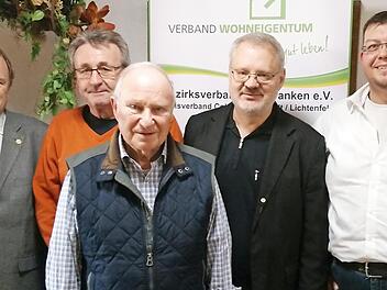 Die Siedlergemeinschaft Beiersdorf ehrte langjährige Mitglieder (von links): Stellvertretender Bezirksvorsitzender Hans-Jürgen Amend, Heinz Sobotta, Dieter Heinke, Oliver Lederer und Vorsitzender Alexander Blessinger. Foto: Desombre