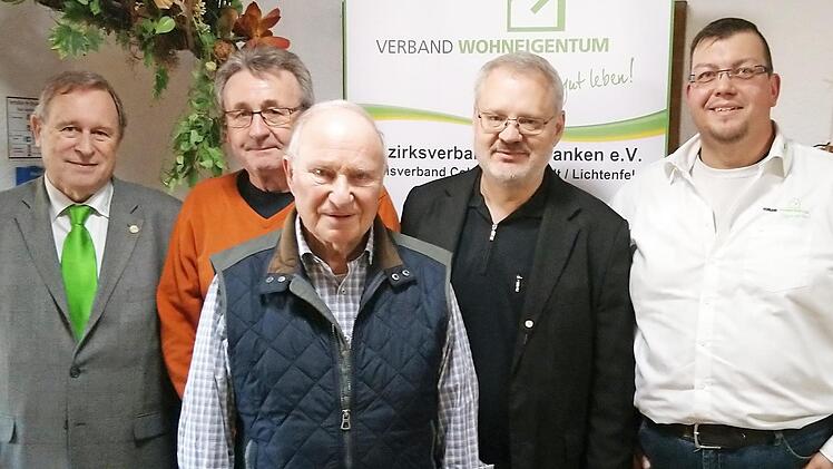 Die Siedlergemeinschaft Beiersdorf ehrte langjährige Mitglieder (von links): Stellvertretender Bezirksvorsitzender Hans-Jürgen Amend, Heinz Sobotta, Dieter Heinke, Oliver Lederer und Vorsitzender Alexander Blessinger. Foto: Desombre