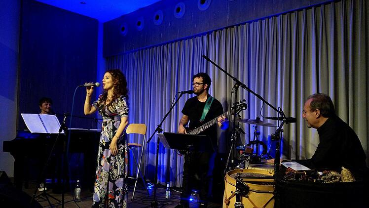 Impressionen vom Coburg-Gastspiel von der in Berlin lebenden argentinischen Sängerin Lily Dahab und ihrer Band bei "Leise am Markt."Foto: Jochen Berger