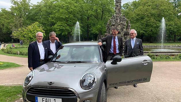 Der Mini Cooper, der bei der Tombola als Hauptpreis zu gewinnen ist, soll w&auml;hrend des Festes eingeflogen werden.    Foto: Isabel Gaschler
