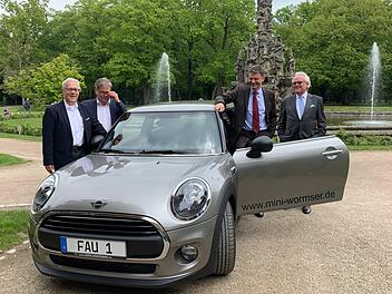 Der Mini Cooper, der bei der Tombola als Hauptpreis zu gewinnen ist, soll während des Festes eingeflogen werden.    Foto: Isabel Gaschler