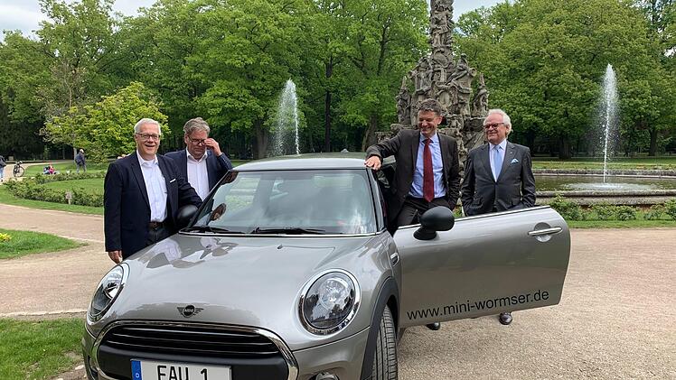 Der Mini Cooper, der bei der Tombola als Hauptpreis zu gewinnen ist, soll während des Festes eingeflogen werden.    Foto: Isabel Gaschler