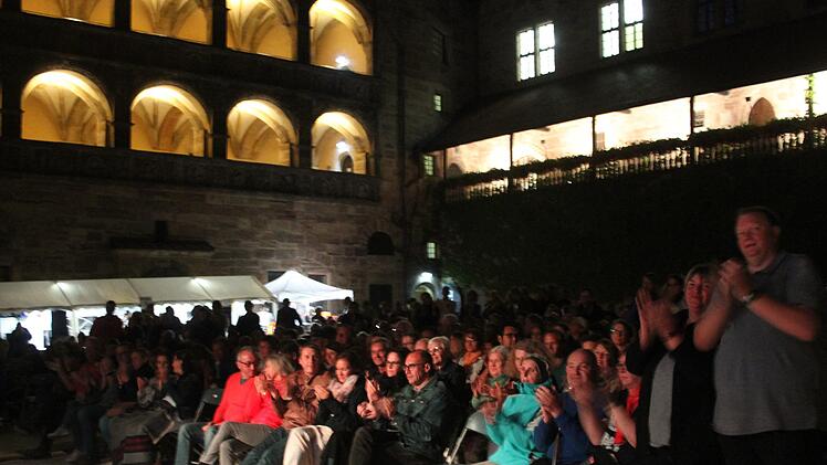 Das Publikum im Schönen Hof genoss die leisen Töne an einem lauen Sommerabend. Foto: Sonny Adam