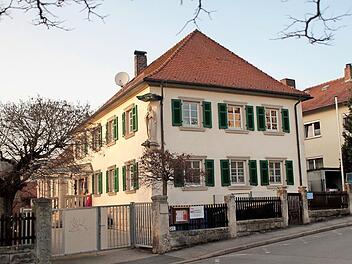 Die Planung und Umsetzung der Sanierung und des Neubaus des Kindergartens St. Johannes mit einer Kostensumme von circa 2,5 Millionen Euro sind derzeit das größte Projekt in der Gemeinde; hier ein Blick auf den Altbau, der saniert wird.