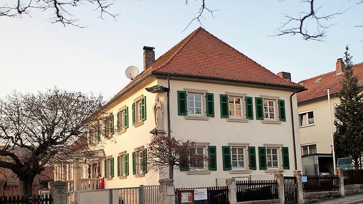 Die Planung und Umsetzung der Sanierung und des Neubaus des Kindergartens St. Johannes mit einer Kostensumme von circa 2,5 Millionen Euro sind derzeit das größte Projekt in der Gemeinde; hier ein Blick auf den Altbau, der saniert wird.