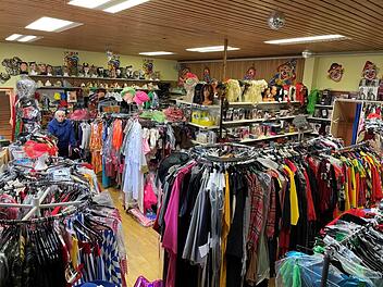 Greding: Franken-Fasching-Center schlie&szlig;t nach 25 Jahren - Paar verabschiedet sich mit gro&szlig;em Ausverkauf