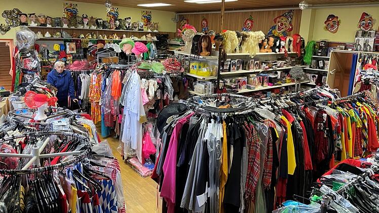 Greding: Franken-Fasching-Center schlie&szlig;t nach 25 Jahren - Paar verabschiedet sich mit gro&szlig;em Ausverkauf