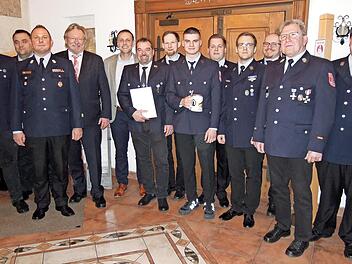 Hohe Ehrung bei der Feuerwehr Neukenroth (ab dem Dritten von links): KBM Johannes Beetz, Landratsstellvertreter Hans Pietz, Bürgermeister Daniel Weißerth, Ehrenzeichenträger Steffen Rubel. Von rechts Vorsitzender Thomas Eidelloth, Zweiter Kommanda...