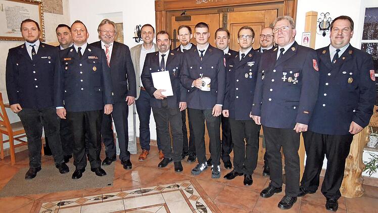 Hohe Ehrung bei der Feuerwehr Neukenroth (ab dem Dritten von links): KBM Johannes Beetz, Landratsstellvertreter Hans Pietz, Bürgermeister Daniel Weißerth, Ehrenzeichenträger Steffen Rubel. Von rechts Vorsitzender Thomas Eidelloth, Zweiter Kommanda...