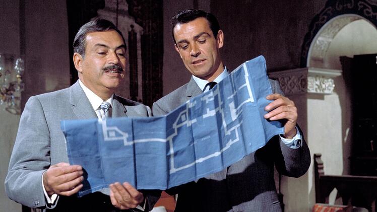 Der t&uuml;rkische Kontaktmann Kerim Bey (Pedro Armend&aacute;riz, links) hat James Bond (Sean Connery) unterirdische Pl&auml;ne des russischen Konsulats besorgt.