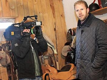 Anwalt Christopher Posch (rechts) bei den Dreharbeiten auf dem Reiterhof der Familie Funk in Krumbach bei Seßlach. Fotos: Thomas Heuchling