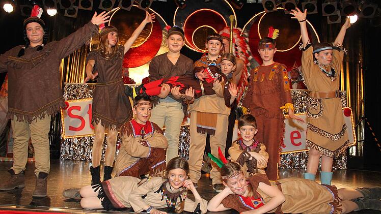 Als Indianer und Cowboys trat die Kindertanzgruppe auf.