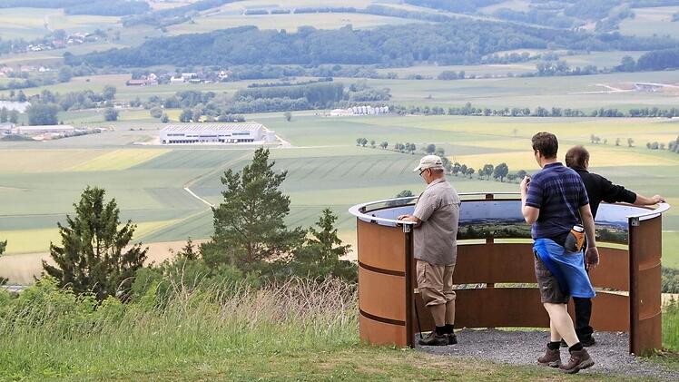 Die neue Aussichtsspinne auf dem Veitsberg - damit können sich auch Ortsunkundige schnell und sicher orientieren.