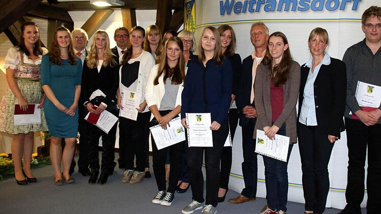 Auch die Weitramsdorfer Einser-Absolventen der Coburger Gymnasien, Real- und Wirtschaftsschulen sowie von Beruflicher Oberschule und Berufsschule wurden am Samstagabend geehrt. Foto: Bettina Knauth