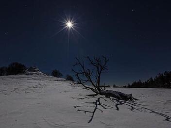 Der Wachtküppel in der hessischen Rhön in der "Sonne der Nacht" Foto: Sternenpark Rhön/Christian Krause
