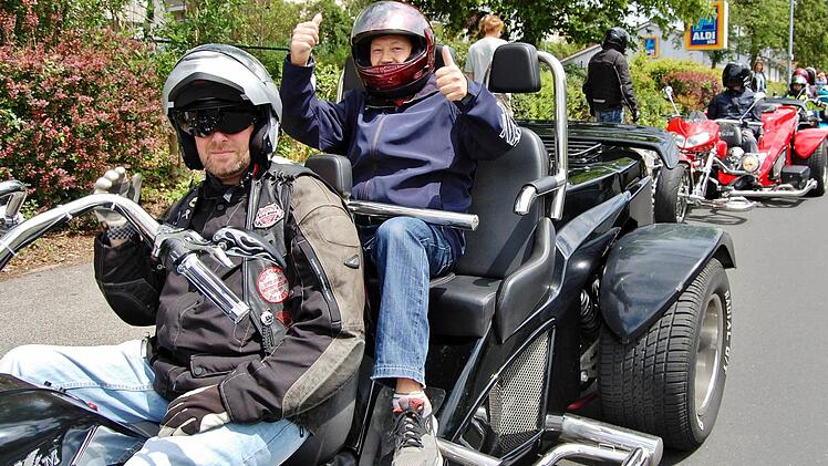 Auf geht"s: Voller Freude wartet Jürgen Mey (hinten) auf den Start von Fahrer Patrick Sohnemann. Foto: Sigismund von Dobschütz