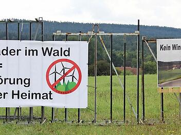 Mit Protestplakaten machen seit einigen Tagen auch B&uuml;rger von Eichelberg (unser Bild) und Reutersbrunn ihrem Unmut &uuml;ber den m&ouml;glichen Bau von vier Windr&auml;dern im B&uuml;rgerwald Luft. Im Hintergrund: der Tonberg. Foto: Ralf Kestel