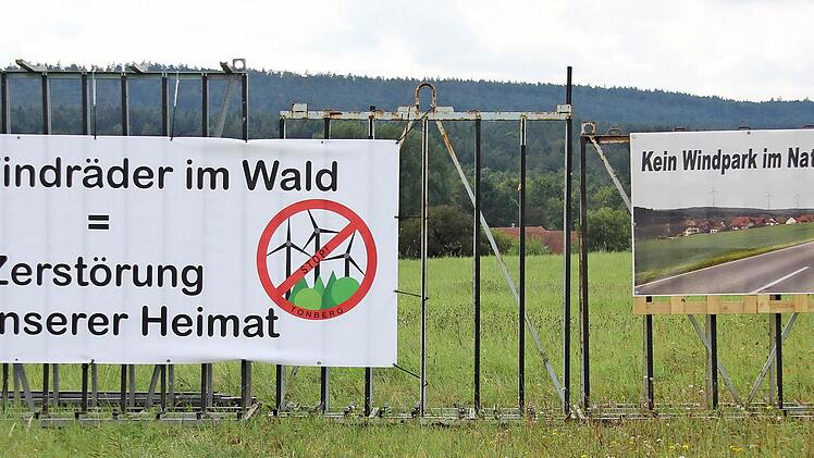 Mit Protestplakaten machen seit einigen Tagen auch B&uuml;rger von Eichelberg (unser Bild) und Reutersbrunn ihrem Unmut &uuml;ber den m&ouml;glichen Bau von vier Windr&auml;dern im B&uuml;rgerwald Luft. Im Hintergrund: der Tonberg. Foto: Ralf Kestel