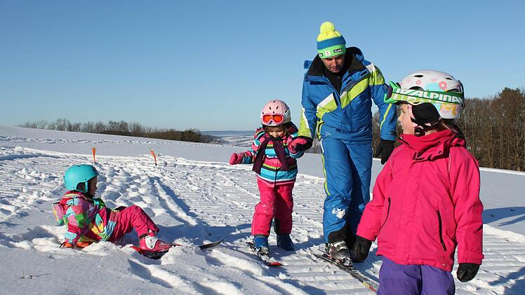 Hinplumpsen, Gleichgewicht halten, Spaß haben und Lernen - unter Anleitung verlebten die Kinder einen schönen Wintertag.  Foto: Markus Häggberg