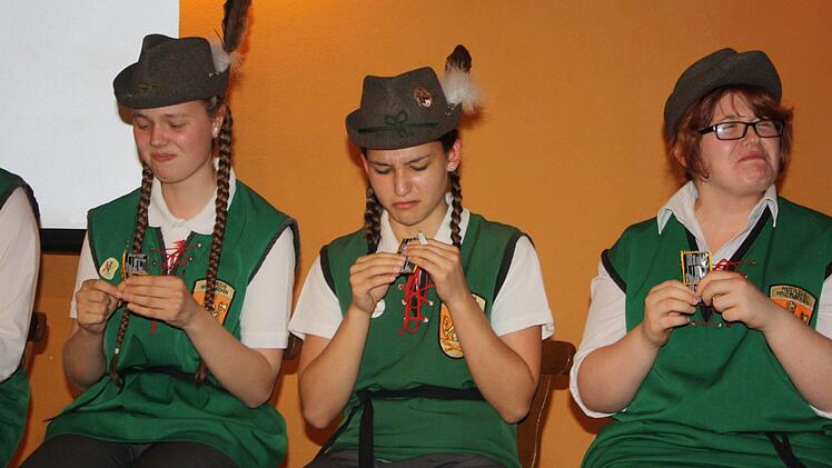 Prüfung vor der Ehrung: Franziska Wolf, Franca Schmitt, Lisa Wich (wurden für je 10 Jahre geehrt) mussten "Trennkost " essen, hier den Senf. Foto: Anke Gundelach