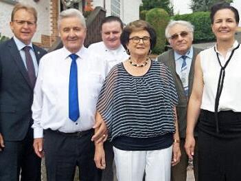 Bürgermeister Bernd Rebhan (v. li.), Jubilar Armin Nikol, Sohn Thomas Nikol, Ehefrau Lydia, Horst Nikol und Tochter Petra Nikol Foto: privat