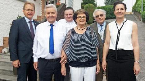 Bürgermeister Bernd Rebhan (v. li.), Jubilar Armin Nikol, Sohn Thomas Nikol, Ehefrau Lydia, Horst Nikol und Tochter Petra Nikol Foto: privat