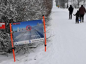 Loipe betreten verboten - Wurde das Schild nicht gesehen oder schlichtweg nur übersehen? Trotz deutlicher Beschilderung ignorieren Wanderer im Roten Moor in der Rhön das Verbot. Mehr noch, es wird auch noch in der Spur gelaufen. Foto: Marion Eckert