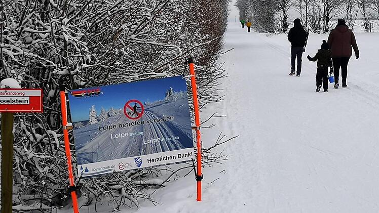 Loipe betreten verboten - Wurde das Schild nicht gesehen oder schlichtweg nur übersehen? Trotz deutlicher Beschilderung ignorieren Wanderer im Roten Moor in der Rhön das Verbot. Mehr noch, es wird auch noch in der Spur gelaufen. Foto: Marion Eckert