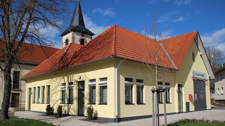 Inzwischen ist das komplette Gebäude auf dem St.-Kilians-Platz in Seubrigshausen in städtischer Hand, auch die ehemalige Raiffeisenbank (vorne). Dort soll nun eine Damenumkleide für die Feuerwehr entstehen und die schon lange gewünschte Toilette. Foto: Thomas Malz