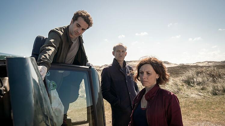 Hinnerk Feldmann (Oliver Wnuk, links), Carl Sievers (Peter Heinrich Brix) und Ina Behrendsen (Julia Brendler) suchen den Mörder einer Hebamme.