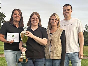 Die Siegermannschaft des Vereinspokalschie&szlig;ens der Almrausch-Sch&uuml;tzen: Die &bdquo;FGS&ldquo; mit Elena Kippes, Heike Kohlhepp, Stephanie Metz und Sportleiter Marco Leitschuh (es fehlt Luca Fu&szlig;).
