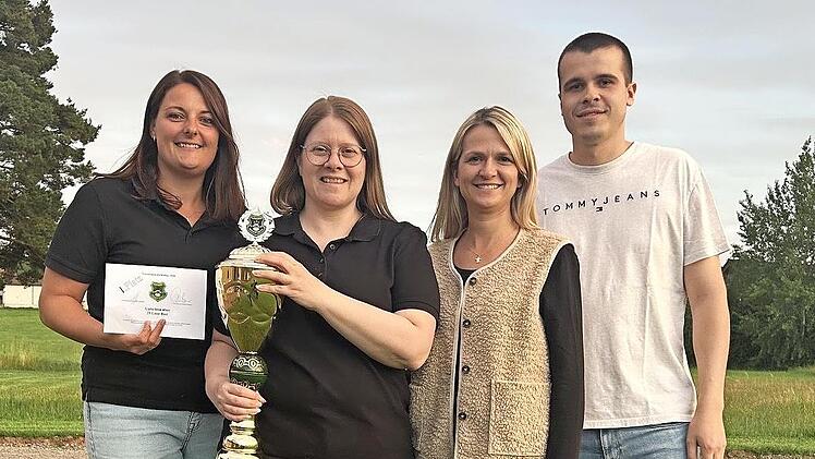 Die Siegermannschaft des Vereinspokalschie&szlig;ens der Almrausch-Sch&uuml;tzen: Die &bdquo;FGS&ldquo; mit Elena Kippes, Heike Kohlhepp, Stephanie Metz und Sportleiter Marco Leitschuh (es fehlt Luca Fu&szlig;).