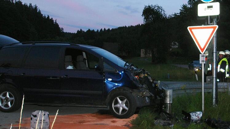 So sah das Auto aus, nachdem es die Regionalbahn an der Front erfasst hatte.