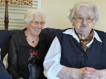 Elsa Schönwald (rechts) und eine Mitbewohnerin bei der Feier anlässlich des 90. Geburtstages.  Foto: fra-press