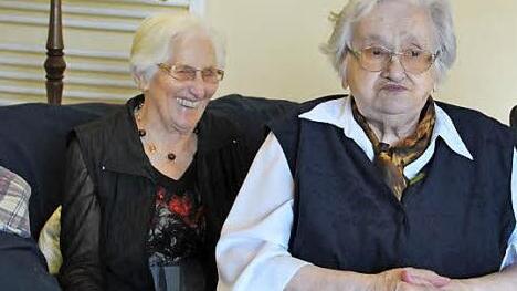 Elsa Schönwald (rechts) und eine Mitbewohnerin bei der Feier anlässlich des 90. Geburtstages.  Foto: fra-press
