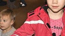Nach der Feier zur Öffnung des ersten Fensters des "Begehbaren Adventskalenders" gab es Kinderpunsch und Plätzchen. Im Bild die siebenjährige Ann-Sophie Rüger aus Augsfeld. Foto: Ulrike Langer
