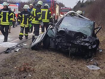 Bei dem schweren Unfall auf der B13 prallten zwei Fahrzeuge frontal aufeinander. Foto: NEWS5 / Haag