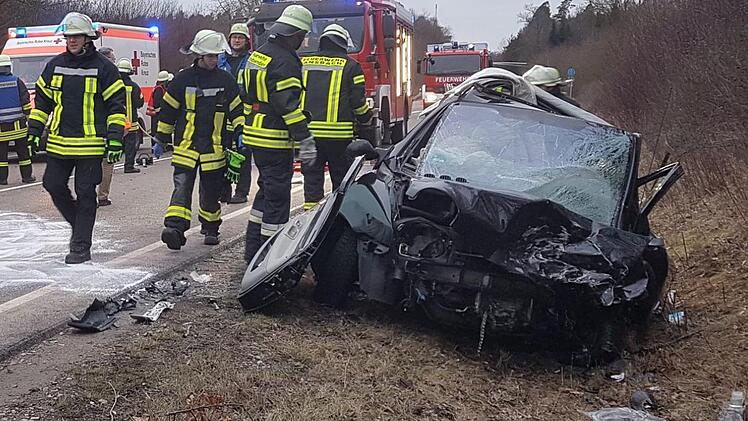 Bei dem schweren Unfall auf der B13 prallten zwei Fahrzeuge frontal aufeinander. Foto: NEWS5 / Haag