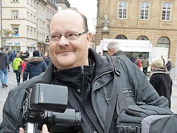 Harald Rieger, wie ihn viele Bamberger kennen: mit der Kamera im Einsatz für den FT  Foto: Ronald Rinklef