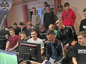 Stadionatmosph&auml;re herrschte beim Duell von Influencer "Badeschlappen" H&ouml;sch (sitzend rechts) gegen Edel-Clubberer"Pablo Martinez" vom TSV (sitzend links), das der Gast aus der Noris klar f&uuml;r sich entschied.