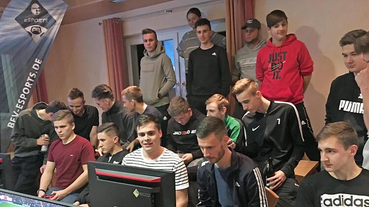 Stadionatmosph&auml;re herrschte beim Duell von Influencer "Badeschlappen" H&ouml;sch (sitzend rechts) gegen Edel-Clubberer"Pablo Martinez" vom TSV (sitzend links), das der Gast aus der Noris klar f&uuml;r sich entschied.