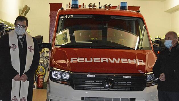 Pfarrer Florian Stark und B&uuml;rgermeister Markus Gr&uuml;ner bei der Fahrzeugweihe Foto: Gemeinde Obertrubach