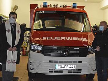 Pfarrer Florian Stark und Bürgermeister Markus Grüner bei der Fahrzeugweihe Foto: Gemeinde Obertrubach