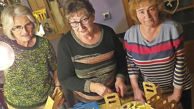 Die SPD-Frauen beim Bef&uuml;llen der Pl&auml;tzchenpakete