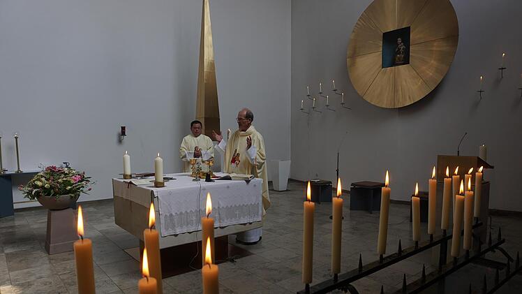 Pfarrer Hans Thurn zelebrierte den Eröffnungsgottesdienst des Jubiläumsjahres Maria Ehrenberg 500 + 1 gemeinsam mit Diakon Kim Sell. Foto: Marion Eckert