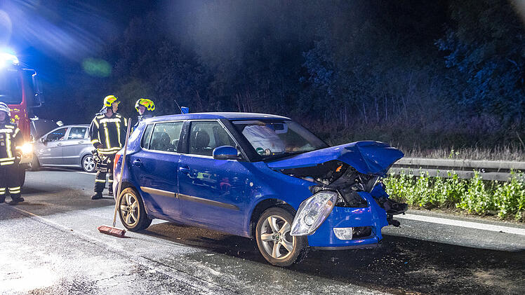 A73 bei Bamberg: Heftiger Auffahr-Unfall f&uuml;hrt zu Sperrung - 19-J&auml;hriger rast in Mercedes-Heck