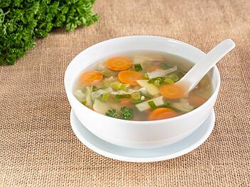 Fr&uuml;hlingssuppe mit frischen Kr&auml;utern und leckerem Gem&uuml;se.