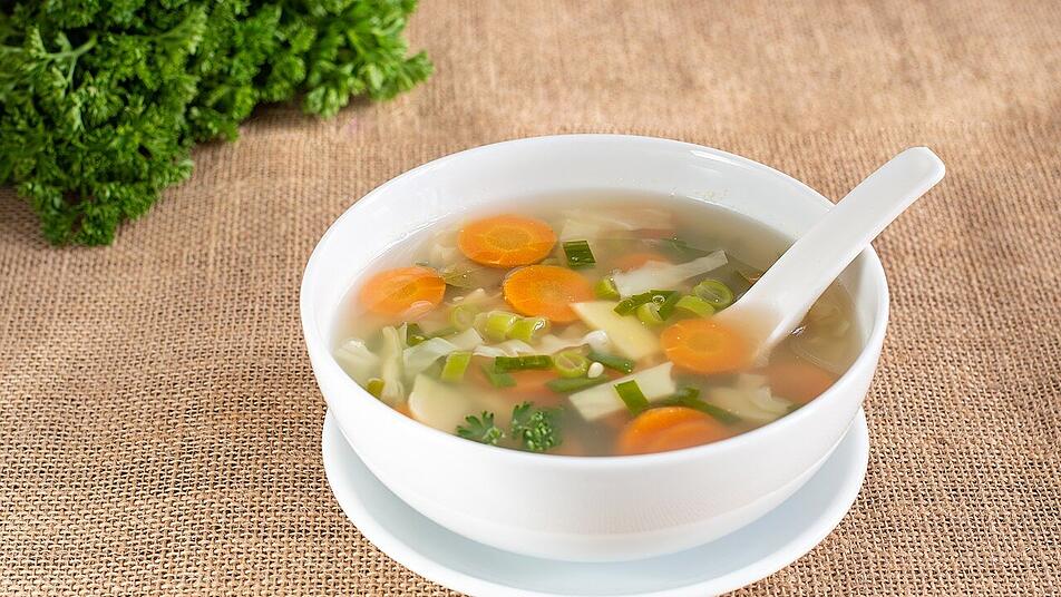 Frühlingssuppe mit frischen Kräutern und leckerem Gemüse. Frühlingssuppe mit frischen Kräutern und leckerem Gemüse.