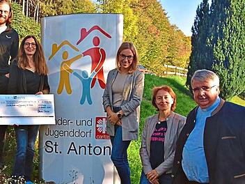 Den symbolischen Spendenscheck an das Kinder- und Jugenddorf Sankt Anton &uuml;berreichte der Vorsitzende des Caritasverbandes f&uuml;r die Di&ouml;zese W&uuml;rzburg, Domkapitular Monsignore Clemens Bieber (rechts). Sabine Ludwig